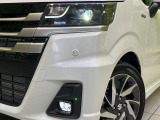 【LEDヘッドライト】悪天候や夜間走行時も良好な視界を確保し安心して運転できる高輝度LEDヘッドライトを装備!点灯速度が早く、消費電力も抑えられています。