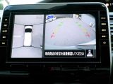 リバースにシフトするとまるで上空から見下ろしているような感じにナビゲーション画面に映し出します