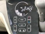 【オートエアコン】一度お好みの温度に設定すれば、車内の温度を検知し風量や温度を自動で調整。暑い&hellip;寒い&hellip;と何度もスイッチ操作をする必要はありません。快適な車内空間には必須の機能ですね♪