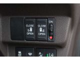 両側電動スライドドアはスマートキーや運転席スイッチから操作が可能です。