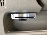 ETCがついています。高速道路の料金所の通過も楽々です。 カードの取り出しもしやすい場所についています。