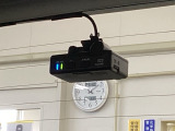 後方にもドライブレコーダーのカメラが付いています。前後両方でお車の周りを監視・記録いたします。