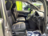 運転席まわりには十分なスペースがあり、大柄な方でもゆったり運転していただける環境です。
