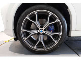 【BMWアロイホイール】軽量かつ強度に拘ったアロイホイール。走行性能ポテンシャルを引き出す設計。タイヤのサイドウォールが強化されたランフラットタイヤは、パンク時にタイヤがつぶれてもリムから外れません。