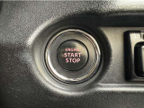 エンジンスタートボタンです。キーが車内にあれば、エンジンの始動・停止はブレーキを踏んでスイッチを押すだけ!キーを取り出す手間を省き、ワンプッシュでエンジンを操作するので簡単でスムーズです。