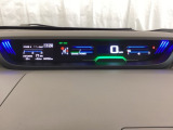 中央にデジタル表示のスピードメーターを配したハイブリット専用メーターになっています。左側のインフォメーション画面で燃費などの情報を確認できます。