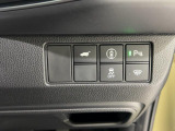 パワーテールゲートの開閉、パーキングセンサーや横滑りを防ぐVSA等のスイッチ類は運転席の右側、手の届きやすい位置にあります。