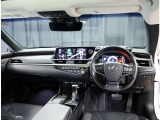 デザインもよく、居心地のよい運転席ですね。分かりやすいスイッチ類ですから操作もしやすく運転をサポートします。