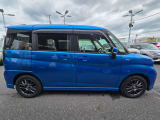リヤドアはスライドタイプなのでちょっと狭い駐車場でも乗り降り安心☆風の強い日はドアが急に開いてヒヤリという事もないですよ!右側スライドドアはクローザー装備なので半ドア状態になると自動で閉めてくれます☆
