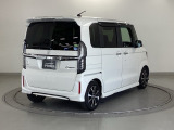 リアはプライバシーガラス付です。見た目もかっこいいですよね。また、太陽光を防ぐので冷房の効きを良くする効果もあるんです。エアコンを控えめにすれば燃費向上も見込めますよ。