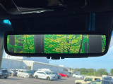 【デジタルインナーミラー】後席の大きな荷物や同乗者で後方が確認しづらい時でも安心!カメラが撮影した車両後方の映像をルームミラー内に表示。クリアな視界で状況の確認が可能です!