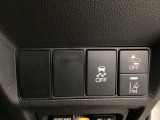 Hondaセンシング用の、VSA(ABS+TCS+横滑り抑制)解除と路外逸脱抑制機能のオンオフスイッチなどはハンドルの右側に装備しています。