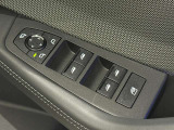 ドアミラー調整とパワーウインドウスイッチは操作し易い位置に装備されております