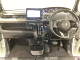 車内は光触媒抗菌消臭施工済です。インパネ周りはスタイリッシュなデザインで機能や装備も充実しています。グローブボックスやカップホルダーのほかにトレーなどたくさんの収納スペースが付いています。