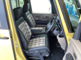 フロント広々、ベンチシートの運転席は、ハイトアジャスターが付いているので、快適にドライブができます。ハンドルはチルトステアリングで、ハンドル位置を上下に調節できます。