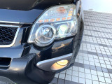 【HIDヘッドライト】非常に明るく前方を照らしてくれるので、悪天候や夜間の走行時も視界良好で安心してお乗りいただけます。