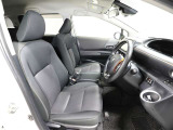 ゆったり室内で運転もしやすいです♪使い勝手の良い配置も考えられています!!