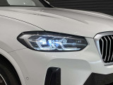 アダプティブLEDヘッドライトはステアリングを切った方向を照らします。