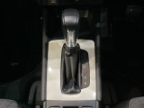 「e:HEV」搭載車です。日常シーンのほとんどをモーターで走行し、高速クルージングなどモーターよりもエンジンの方が効率が良い領域はエンジンで走行、あらゆる領域で優れた燃費走行を実現します。