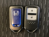 スマートキーを装備しています。鍵を差し込むことなくドアロックの開け閉めと、スタートボタン操作でのエンジンスタートができます。スペアキーも同じものを用意しております。