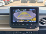 【バックカメラ】後退時に車両後方の映像をモニターに映す機能。目視できない死角を確認でき、衝突事故を防ぎます。駐車が苦手な方だけでなく全てのドライバーに必須の安全装備です。