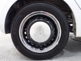 ホイールは車のデザインにマッチした専用タイプです。