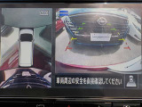 空から見下ろすような視点で、スムーズな駐車と安全確認をサポートする「アラウンドビューモニター」付です。