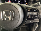 ハンドルにHondaセンシング系のクルーズコントロールやレーンキープアシストなどの操作スイッチが装備されています。ハンドルから手を離さず安全に操作できます。