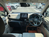 運転席からの視界が左右に広く隅々まではっきりと見えます!クルマの前端も把握しやすく安心です