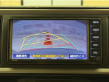 バックガイドモニター付きです。車の後方に小型カメラが付いており、バックする際の後方の様子をモニター上に表示します。