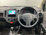 運転席はまるでオフィス機能を備えたコックピット。クルマの中にいても、自分のデスクにいるかのように仕事を進められます!