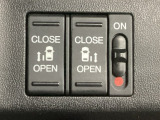 【両側パワースライドドア】両側がパワースライドドアになっており、運転席のスイッチやスマートキーでも開閉が可能です!開口部も広いので乗り降りも楽々♪