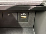 充電用USB端子付き。スマートフォンなどの充電に便利です。