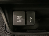 アクセサリーソケットはUSBのアダプターなどをつければ、スマホの充電にも使えます。横にはナビゲーション用の外部入力可能なUSB端子がついており、周辺には物が置けるボックスがついています。