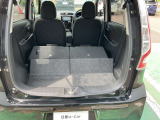 シートを倒して更にお荷物積めちゃいます。レジャーやショッピングに大活躍。