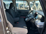 女性の方ももちろんですが、運転席側、助手席側の足元スペースが広いので男性の方が運転しても窮屈になりにくいですよ!