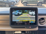 【バックカメラ】後退時に車両後方の映像をモニターに映す機能。目視できない死角を確認でき、衝突事故を防ぎます。駐車が苦手な方だけでなく全てのドライバーに必須の安全装備です。