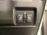 リアドアは乗り降りに便利な両側電動スライドドアです。また運転席に座っていながらスイッチ操作で自在にスライドドアを開け閉めできます。