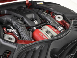 6.5L V12自然吸気エンジンをフロントに搭載しております。