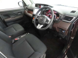 シンプルで使いやすいデザインの運転席です。