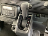 CVT車のセレクトレバーです。低速から高速まで、変速ショックのないスムーズな走りを実現するとともに、エンジン効率のよい領域を維持することで燃費にも貢献します。