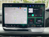 12.9インチディスプレイによるスマートフォン用アプリ[Apple CarPlay][Android Auto]対応の純正インフォテイメントシステム「Discover」を装備、ナビ、ラジオのほか、US