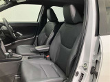 高いホールド性で運転姿勢が安定します。長距離ドライブでも疲れにくいのが魅力です。快適なドライビングライフをお送りください♪