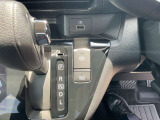 電動パーキングオ-トブレーキホールドは、信号待ちなどブレーキを踏んで停車した後に、ブレーキペダルから足を離してもブレーキ力を保持するので、足の疲れを軽減します。