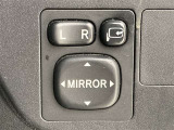 日本の駐車場は幅が広くないところが多くて、乗り降りが大変だったりしますよね。電動ミラーがあれば、室内でミラーをたためるので、駐車するときも便利ですね。