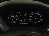 ハイブリット車専用のメーターです。右側の大型スピードメーターに加え、ステアリングスイッチを使って左のマルチインフォメーション・ディスプレイで燃費や動力伝達などの情報が見れるようになっています。