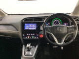 車内は光触媒抗菌消臭施工済です。スタイリッシュなデザインでスポーティなインパネ周りを演出します。グローブボックスやカップホルダーのほかにトレーなどたくさんの収納スペースが付いています。