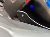 【パドルシフト】ハンドルから手を離さずに素早くシフトアップ&ダウンができるので、エンジンブレーキを使う下り坂や高速道路の合流で加速したい場面で役立ちます。