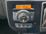 【オートエアコン】一度お好みの温度に設定すれば、車内の温度を検知し風量や温度を自動で調整。暑い&hellip;寒い&hellip;と何度もスイッチ操作をする必要はありません。快適な車内空間には必須の機能ですね♪