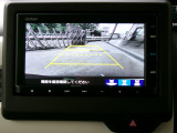 バックカメラの画像です。ガイドラインがスムースな車庫入れをサポートいたします。車庫入れの安心感がアップしますね。